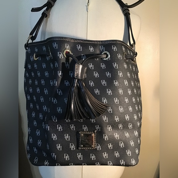 Women’s Dooney & Burke shoulder hand bag flawless condition. R
